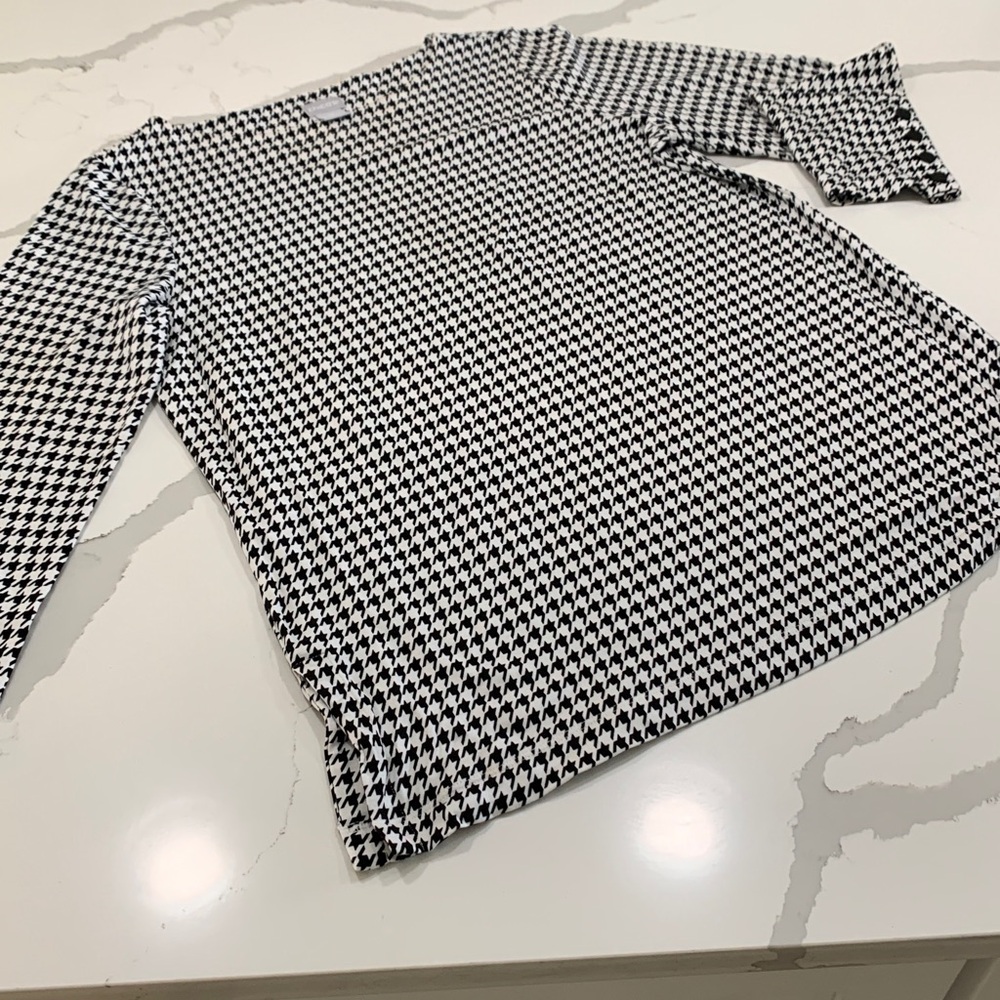 Chico‘s black-and-white pullover blouse. Size medium petite 👗